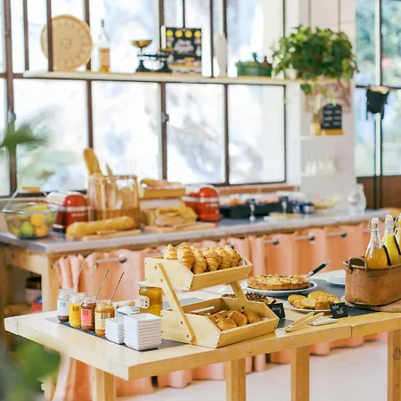 Les Pyrenees - Le Grand & Le Chateau Moltig les Bains